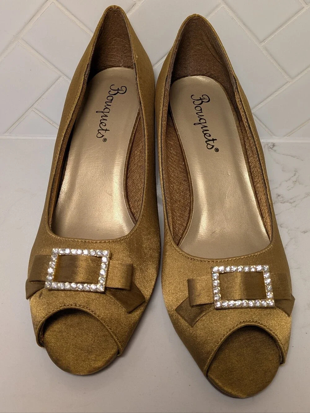 NWOT Bouquets Gold Satin Peep-toe Pumps Rinestones Old Holywood Glam Mobwife (8)